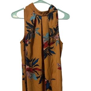 Fall colors, one button in back around the neck! It’s in excellent condition.